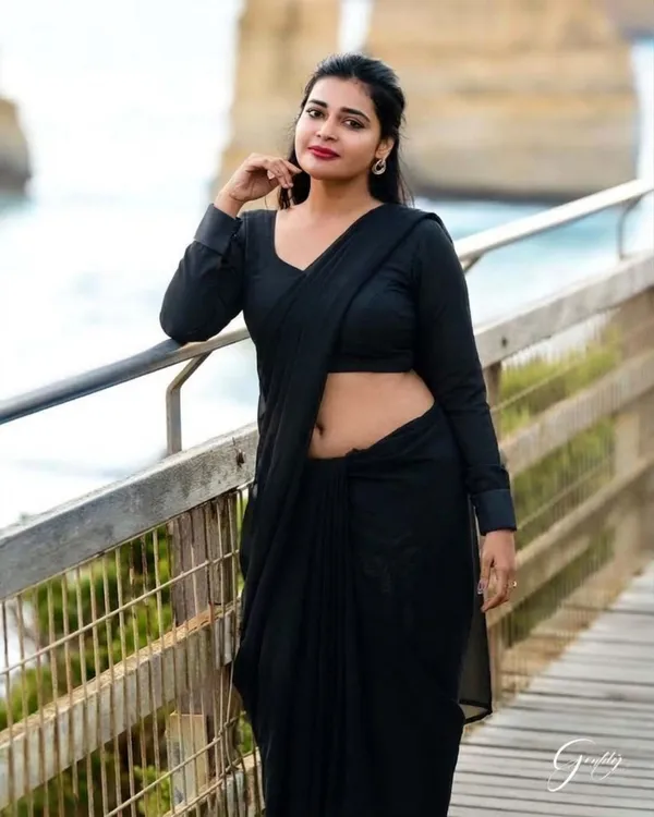 Elegant_Solid_Chiffon_Plain_Dyed_Saree_With_Unstitched_Blouse_Piece