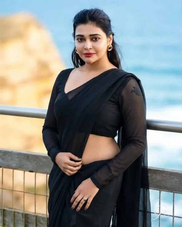 Elegant_Solid_Chiffon_Plain_Dyed_Saree_With_Unstitched_Blouse_Piece