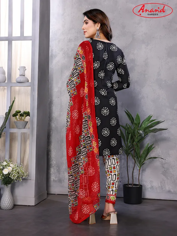 Crepe_Paisley,_Geometric_Print_Salwar_Suit_Material
