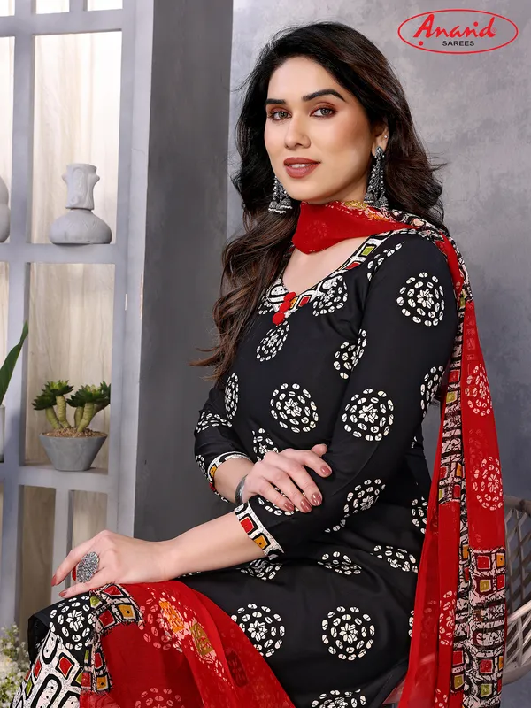 Crepe_Paisley,_Geometric_Print_Salwar_Suit_Material