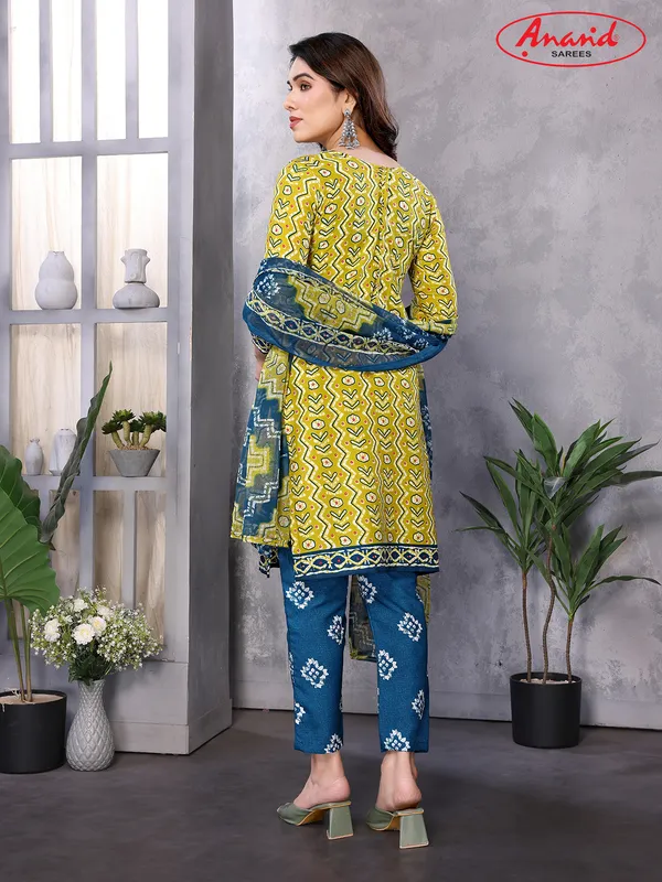 Crepe_Paisley,_Geometric_Print_Salwar_Suit_Material