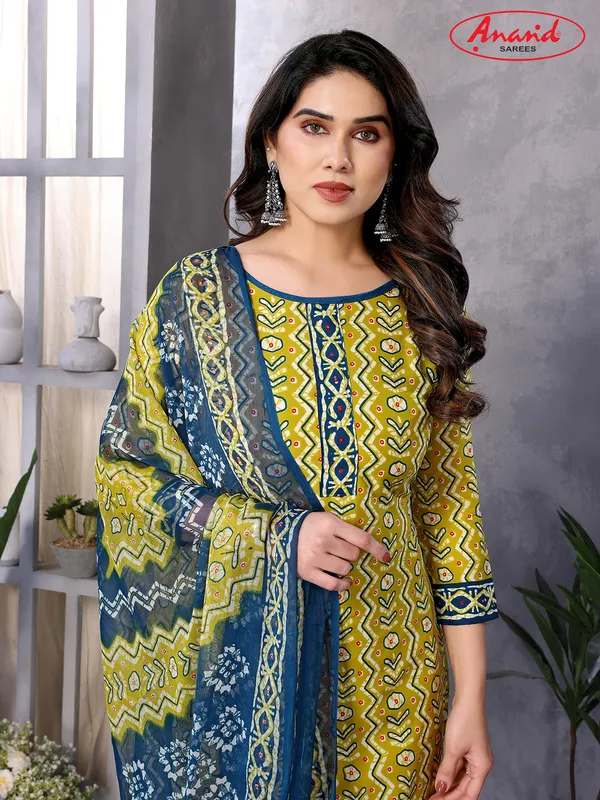 Crepe_Paisley,_Geometric_Print_Salwar_Suit_Material