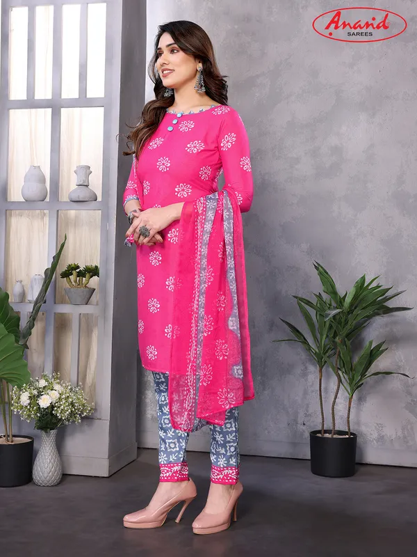 Crepe_Paisley,_Geometric_Print_Salwar_Suit_Material