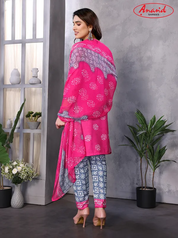 Crepe_Paisley,_Geometric_Print_Salwar_Suit_Material