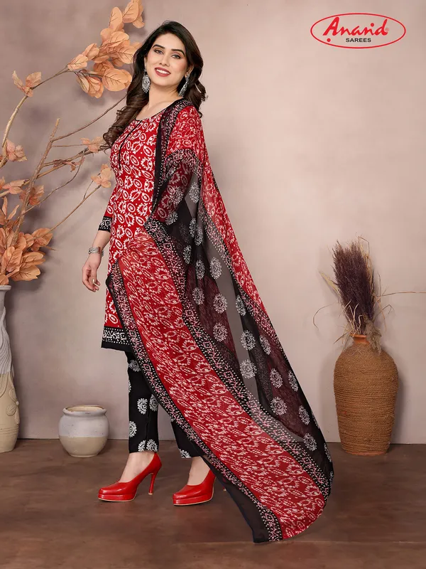 Unstitched_Crepe_Salwar_Suit_Material_Floral_Print,_Paisley