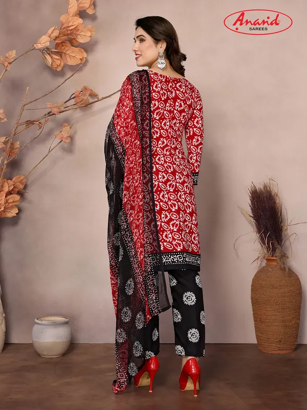 Unstitched_Crepe_Salwar_Suit_Material_Floral_Print,_Paisley