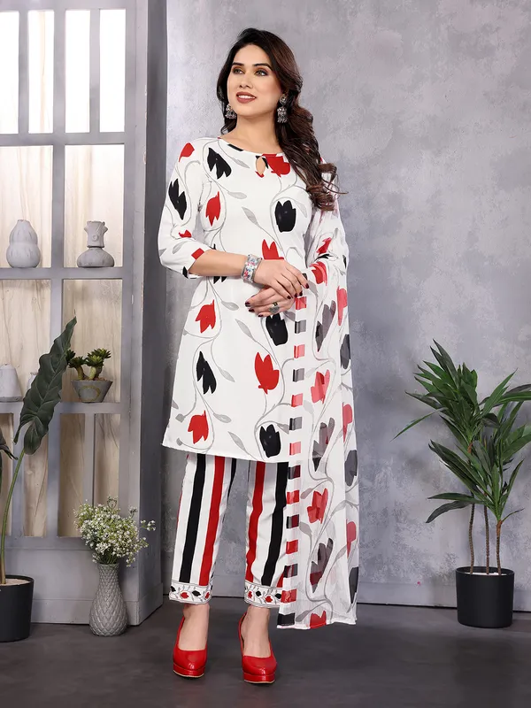 Unstitched_Crepe_Salwar_Suit_Material_Floral_Print,_Paisley