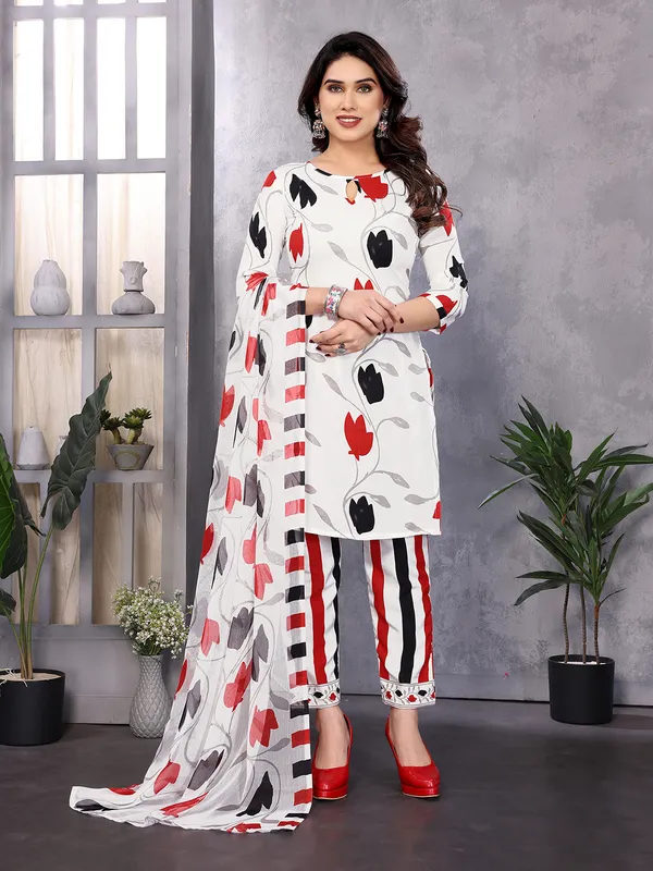 Unstitched_Crepe_Salwar_Suit_Material_Floral_Print,_Paisley