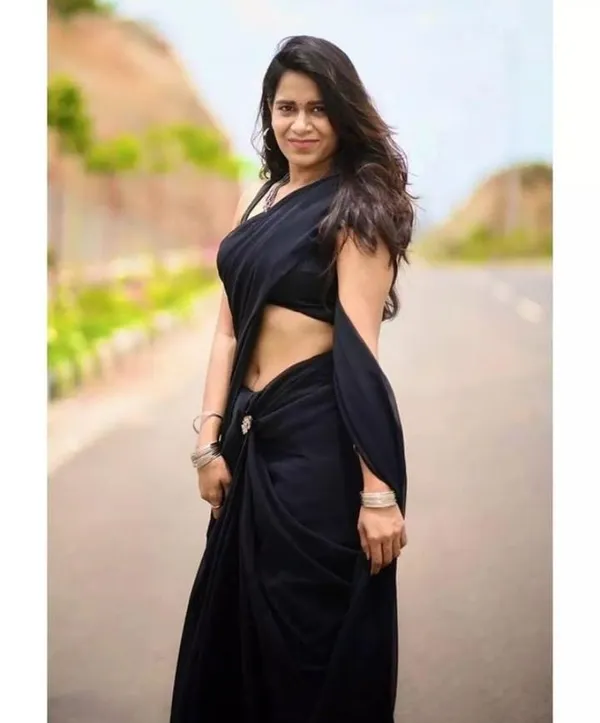 Elegant_Solid_Chiffon_Plain_Dyed_Saree_With_Unstitched_Blouse_Piece