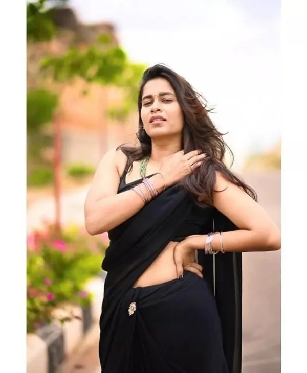 Elegant_Solid_Chiffon_Plain_Dyed_Saree_With_Unstitched_Blouse_Piece
