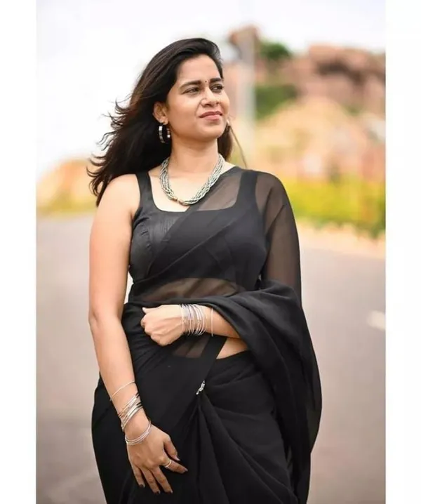 Elegant_Solid_Chiffon_Plain_Dyed_Saree_With_Unstitched_Blouse_Piece