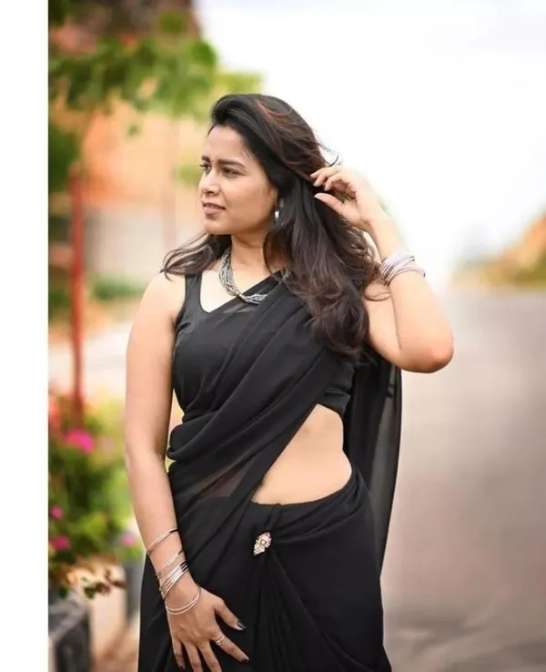 Elegant_Solid_Chiffon_Plain_Dyed_Saree_With_Unstitched_Blouse_Piece