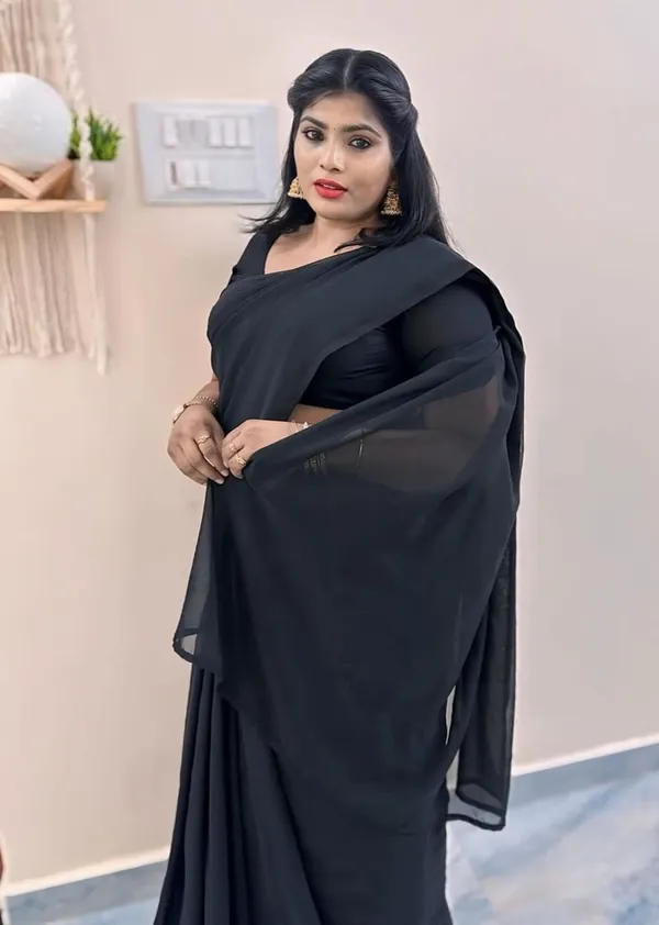 Elegant_Solid_Chiffon_Plain_Dyed_Saree_With_Unstitched_Blouse_Piece