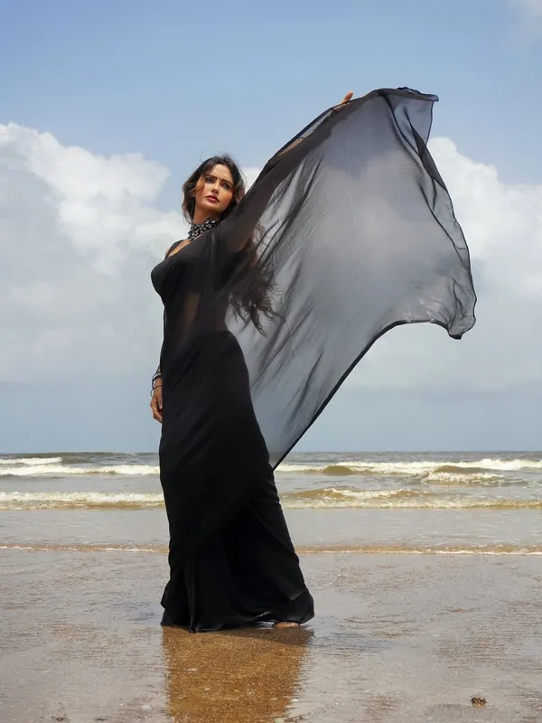 Elegant_Solid_Chiffon_Plain_Dyed_Saree_With_Unstitched_Blouse_Piece