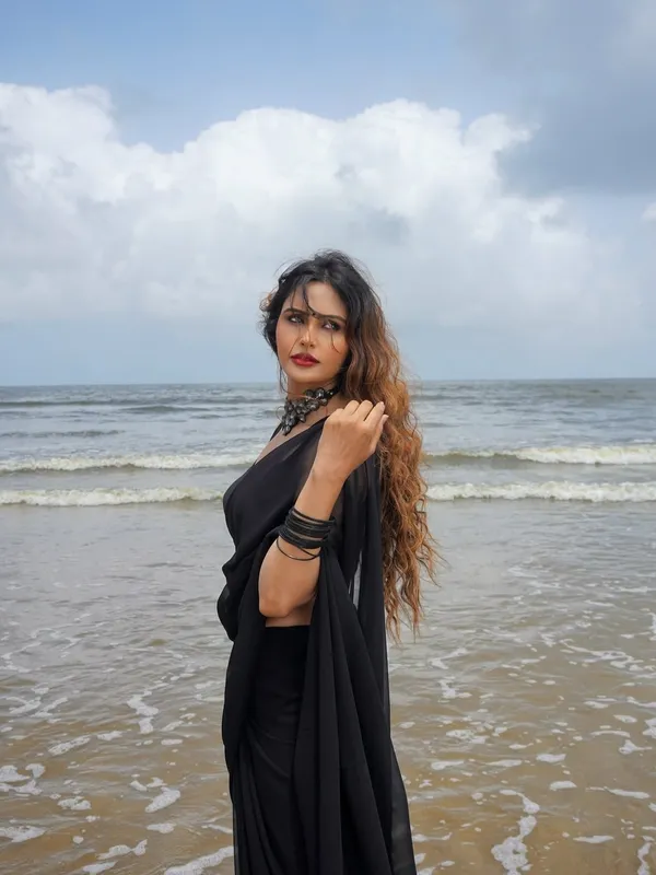 Elegant_Solid_Chiffon_Plain_Dyed_Saree_With_Unstitched_Blouse_Piece