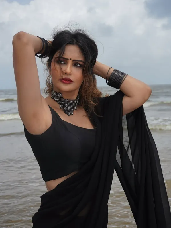 Elegant_Solid_Chiffon_Plain_Dyed_Saree_With_Unstitched_Blouse_Piece