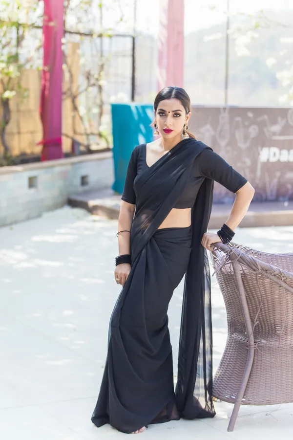 Elegant_Solid_Chiffon_Plain_Dyed_Saree_With_Unstitched_Blouse_Piece