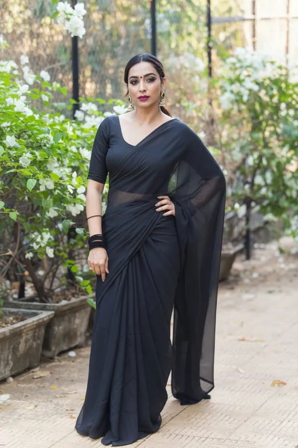 Elegant_Solid_Chiffon_Plain_Dyed_Saree_With_Unstitched_Blouse_Piece