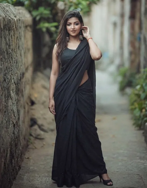 Elegant_Solid_Chiffon_Plain_Dyed_Saree_With_Unstitched_Blouse_Piece