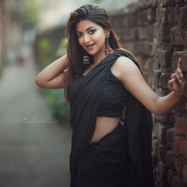 Elegant_Solid_Chiffon_Plain_Dyed_Saree_With_Unstitched_Blouse_Piece