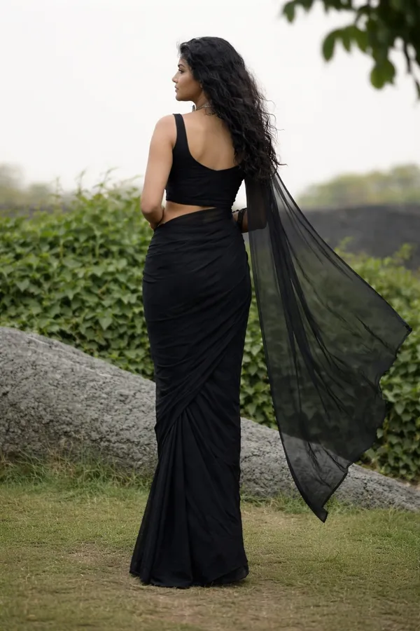 Elegant_Solid_Chiffon_Plain_Dyed_Saree_With_Unstitched_Blouse_Piece