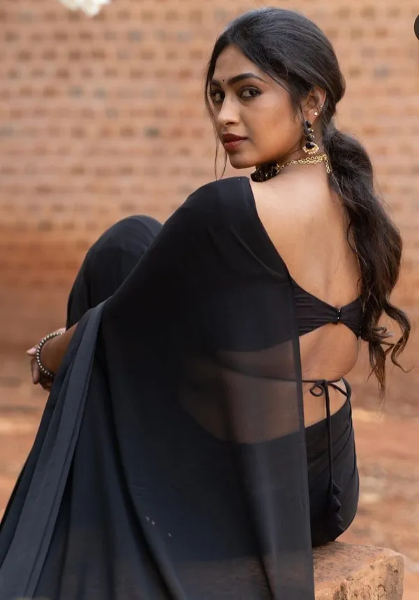 Elegant_Solid_Chiffon_Plain_Dyed_Saree_With_Unstitched_Blouse_Piece