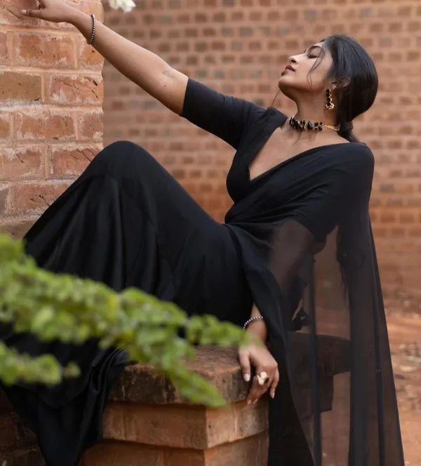 Elegant_Solid_Chiffon_Plain_Dyed_Saree_With_Unstitched_Blouse_Piece