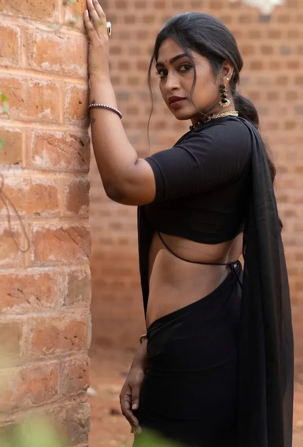 Elegant_Solid_Chiffon_Plain_Dyed_Saree_With_Unstitched_Blouse_Piece