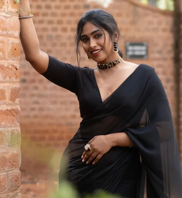 Elegant_Solid_Chiffon_Plain_Dyed_Saree_With_Unstitched_Blouse_Piece