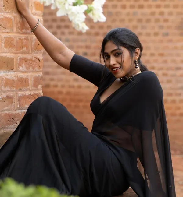 Elegant_Solid_Chiffon_Plain_Dyed_Saree_With_Unstitched_Blouse_Piece