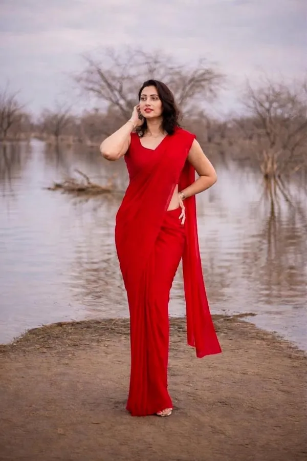 Plain_Dyed_Daily_Wear_Georgette_Saree_With_Unstitched_Blouse_Piece