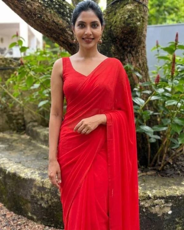 Plain_Georgette_Saree_With_Unstitched_Blouse_Piece