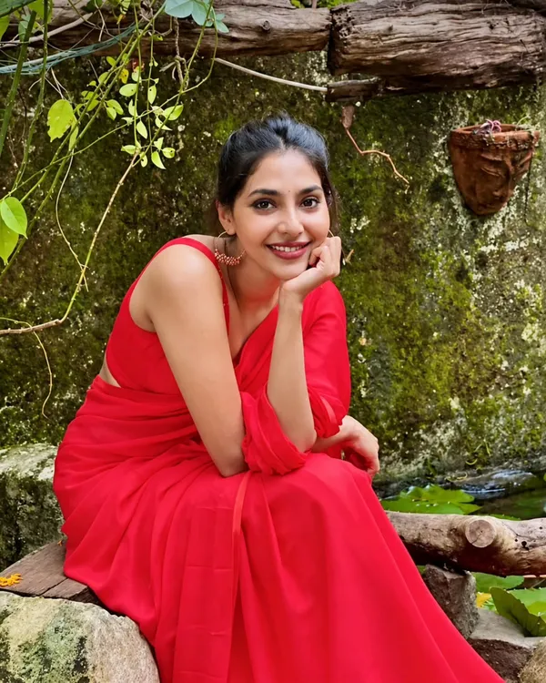 Plain_Georgette_Saree_With_Unstitched_Blouse_Piece