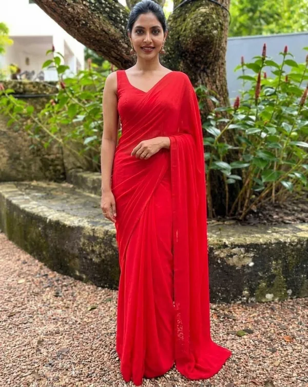Plain_Georgette_Saree_With_Unstitched_Blouse_Piece