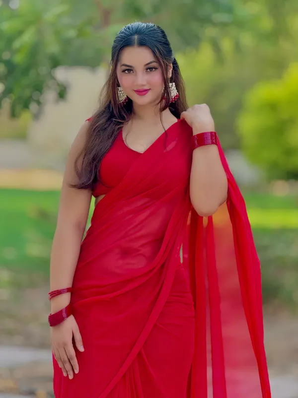 Plain_Georgette_Saree_With_Unstitched_Blouse_Piece