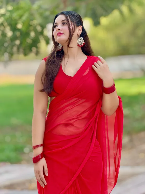 Plain_Georgette_Saree_With_Unstitched_Blouse_Piece