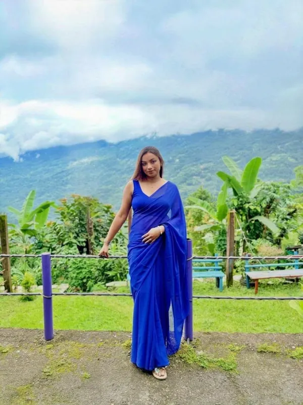 Plain_Georgette_Saree_With_Unstitched_Blouse_Piece