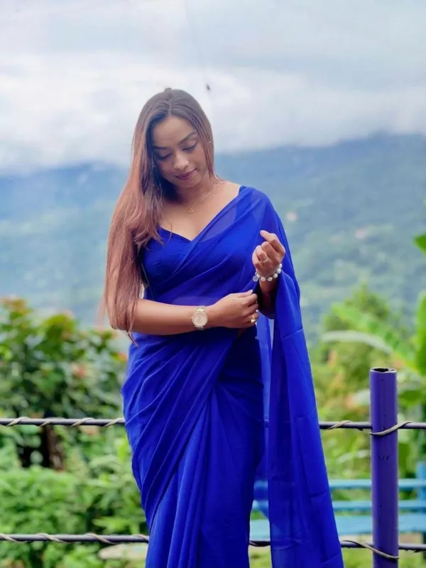 Plain_Georgette_Saree_With_Unstitched_Blouse_Piece