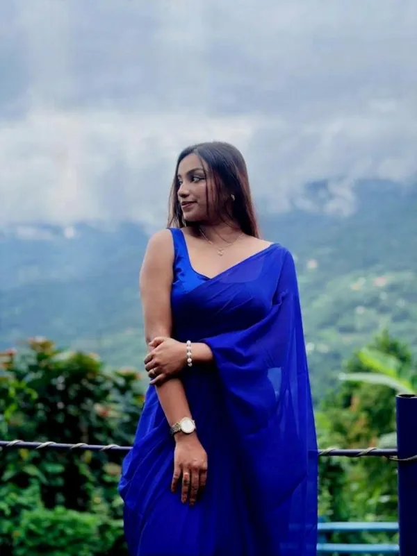 Plain_Georgette_Saree_With_Unstitched_Blouse_Piece