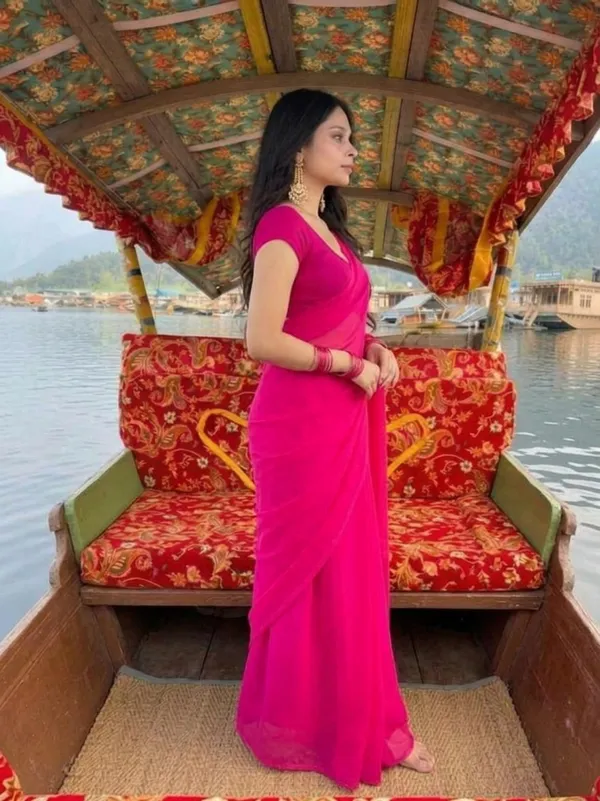 Plain_Dyed_Daily_Wear_Georgette_Saree_With_Unstitched_Blouse_Piece