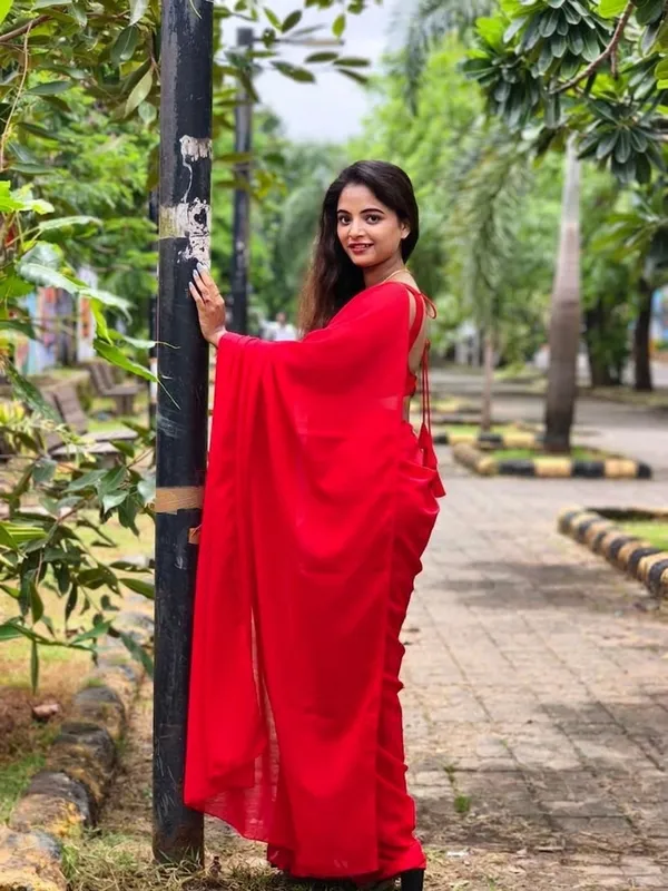 Plain_Georgette_Saree_With_Unstitched_Blouse_Piece