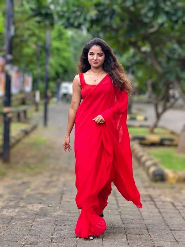 Plain_Georgette_Saree_With_Unstitched_Blouse_Piece