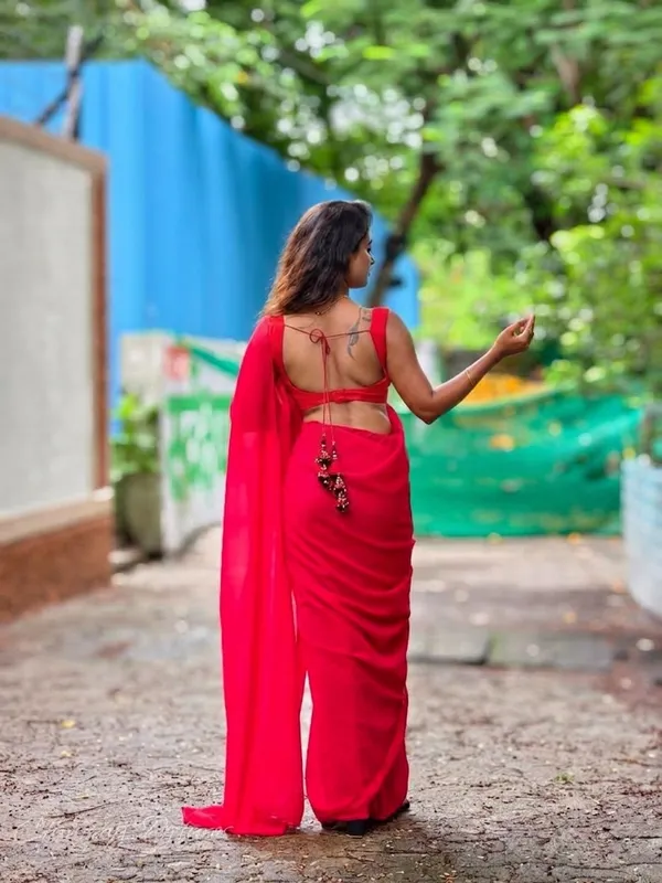 Plain_Georgette_Saree_With_Unstitched_Blouse_Piece