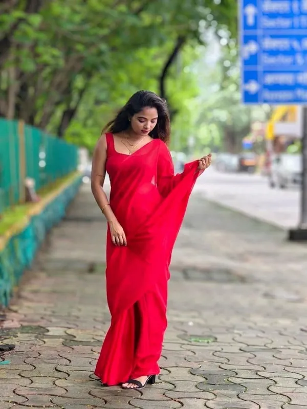 Plain_Georgette_Saree_With_Unstitched_Blouse_Piece