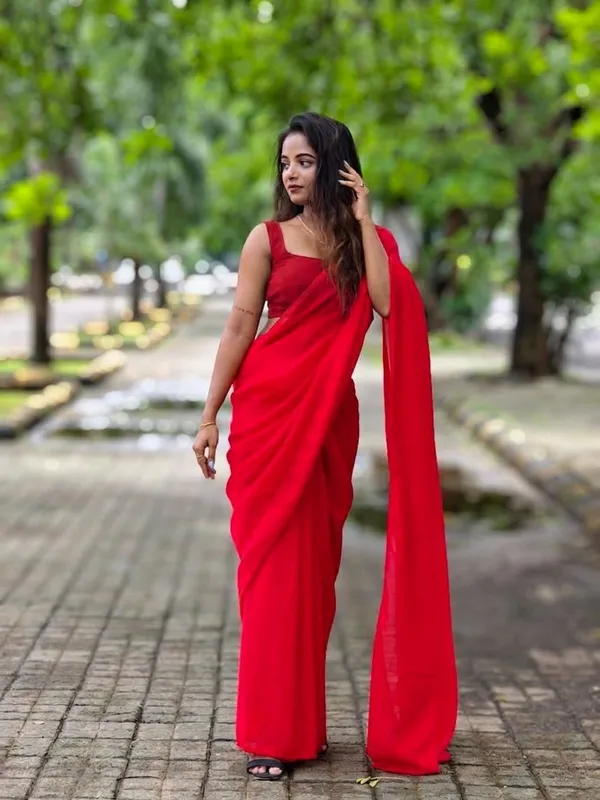 Plain_Georgette_Saree_With_Unstitched_Blouse_Piece
