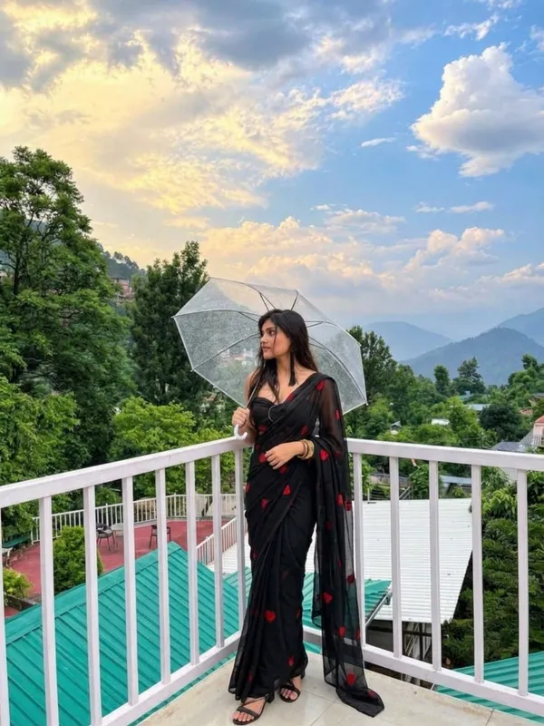 Elegant_Heart_Shape_Georgette_Saree_With_Unstitched_Blouse_Piece