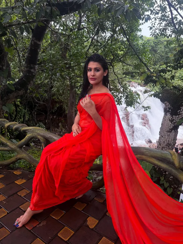 Plain_Dyed_Daily_Wear_Georgette_Saree_With_Unstitched_Blouse_Piece