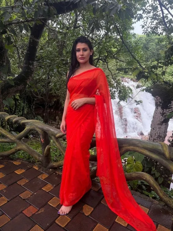 Plain_Dyed_Daily_Wear_Georgette_Saree_With_Unstitched_Blouse_Piece