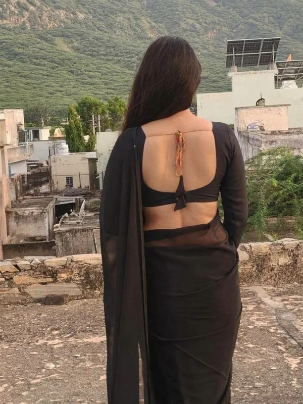 Plain_Georgette_Saree_With_Unstitched_Blouse_Piece