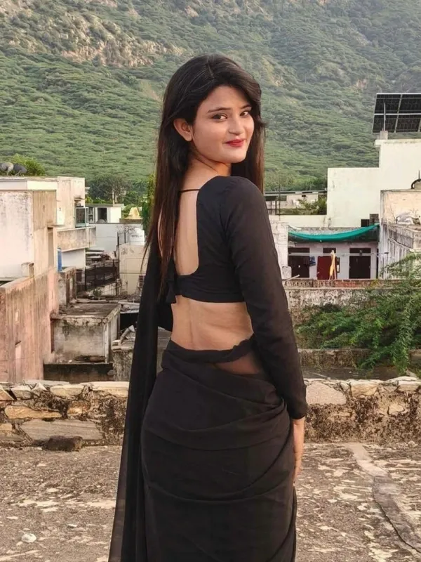 Plain_Georgette_Saree_With_Unstitched_Blouse_Piece